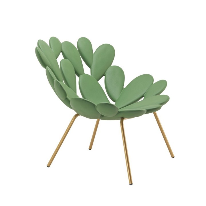 Qeeboo Poltrona Filicudi Balsam Green piedi in ottone
