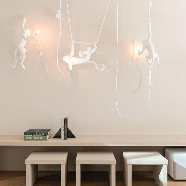 Seletti Monkey Lamp Swing bianca da interno