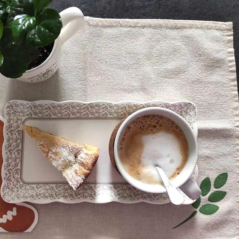 Brandani Vassoietto in porcellana con torta su tavola