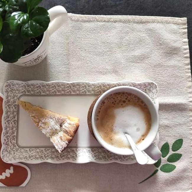 Brandani Vassoietto in porcellana con torta su tavola