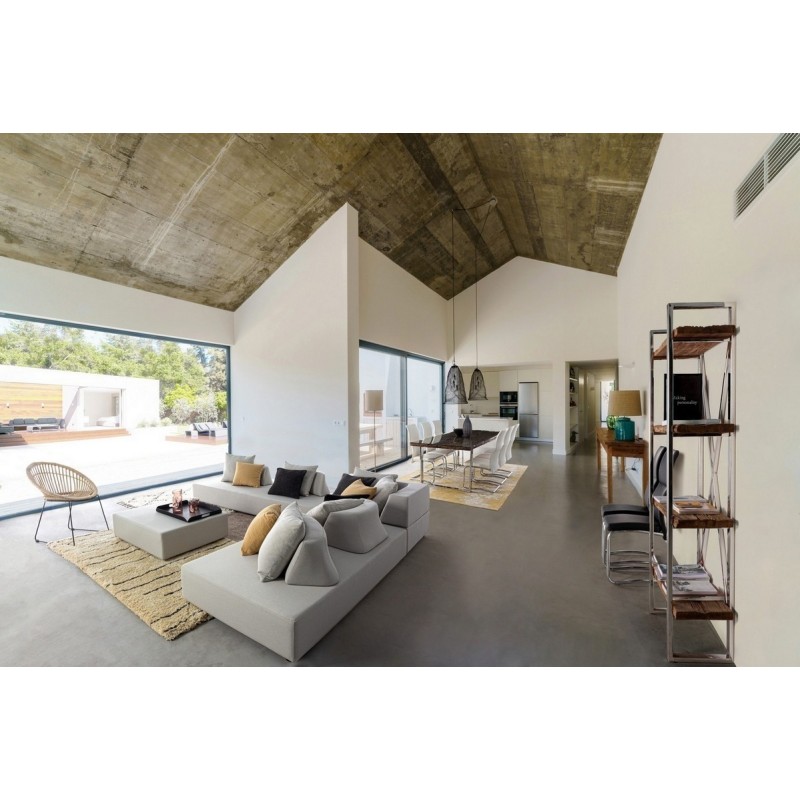 Sedia Bizzotto in ecopelle beige Thelma ambientata in casa