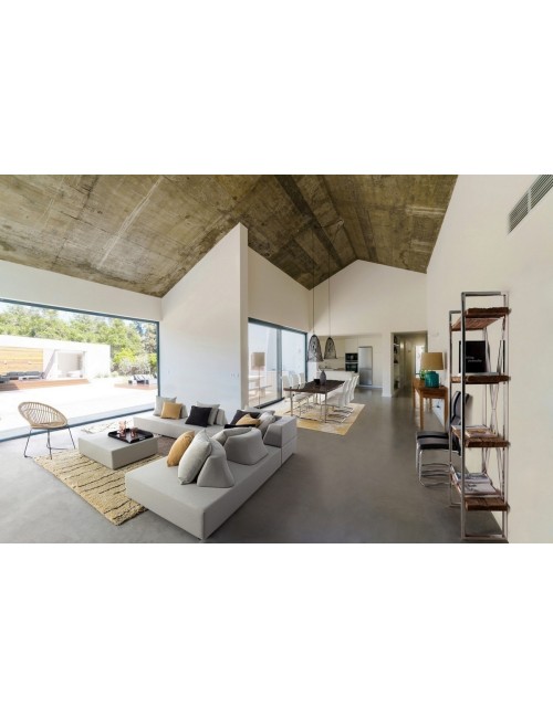 Sedia Bizzotto in ecopelle beige Thelma ambientata in casa