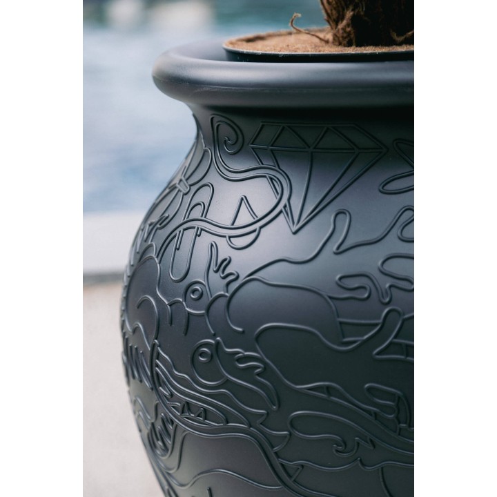 Qeeboo Poltrona Filicudi nera con vaso Ming nero