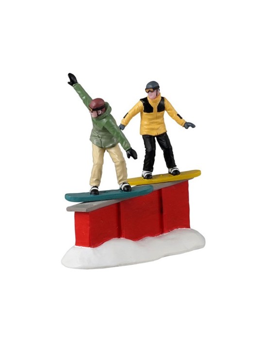 Lemax Snowboard Sliders 32224 – Statuina in Resina Collezione Vail Village