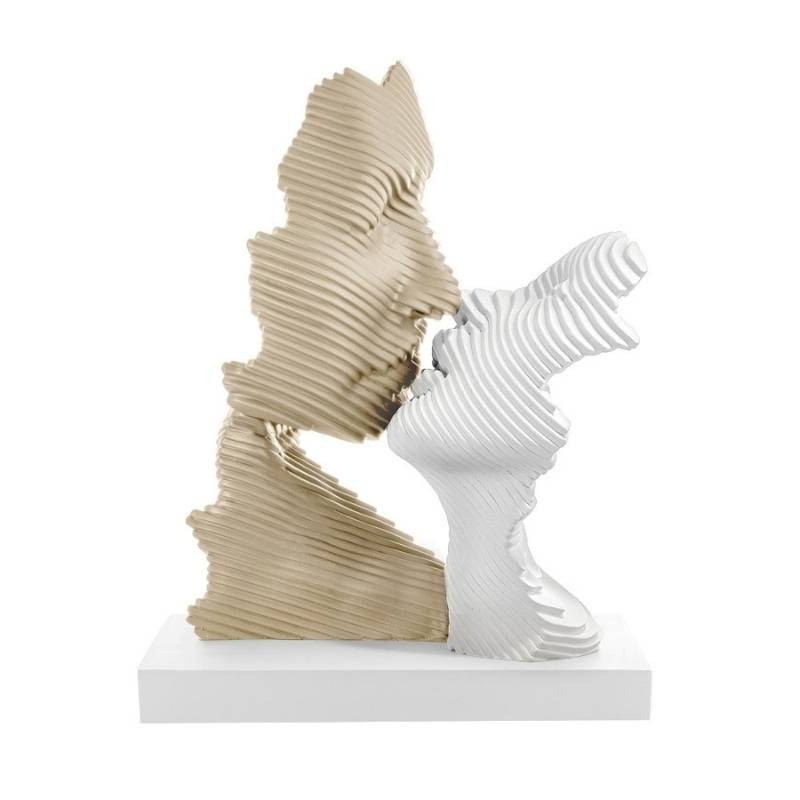 Scultura Bacio Stilizzato Nocciola Bianco Bongelli Preziosi in Marmorino – Design Moderno