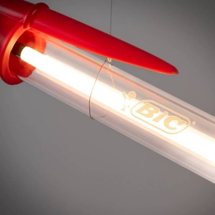 Seletti Lampada BIC rossa di Mario Paroli