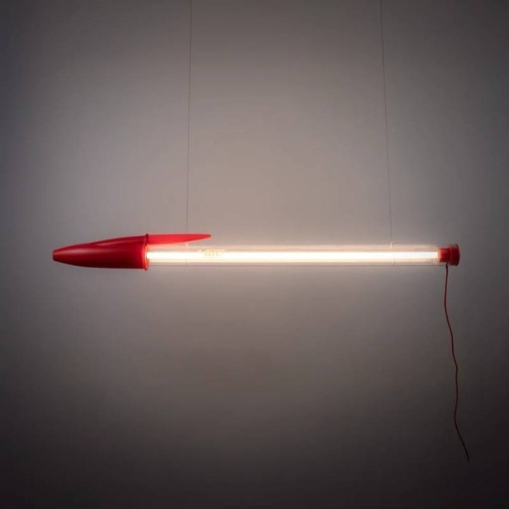 Seletti Lampada BIC rossa di Mario Paroli