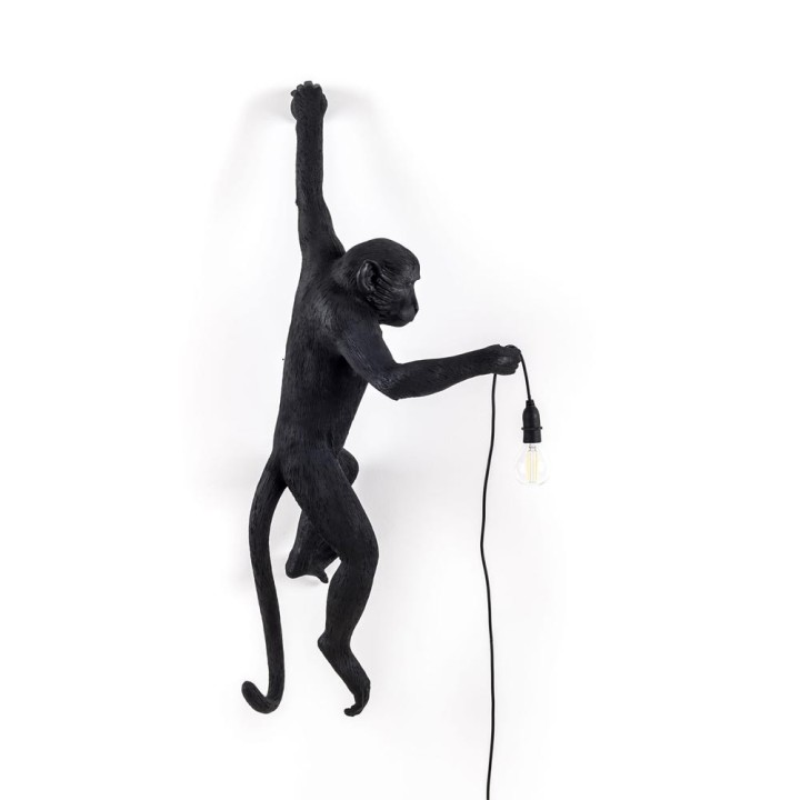 Seletti Monkey Lamp nera appesa braccio sinistro