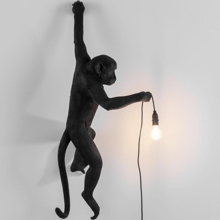 Seletti Monkey Lamp nera appesa braccio sinistro