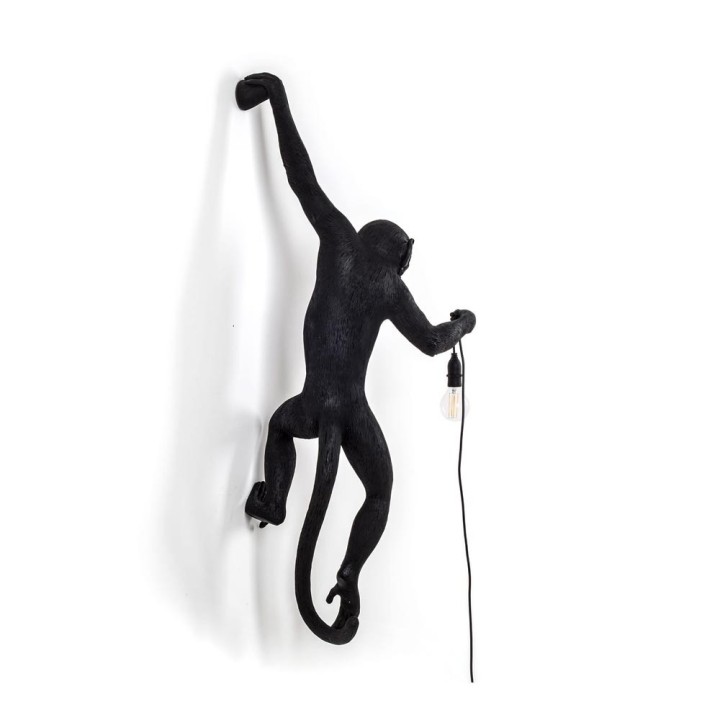 Seletti Monkey Lamp nera appesa braccio sinistro