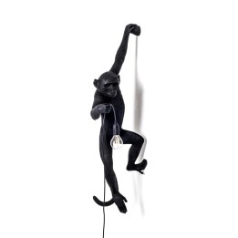 Seletti Monkey Lamp nera appesa braccio sinistro