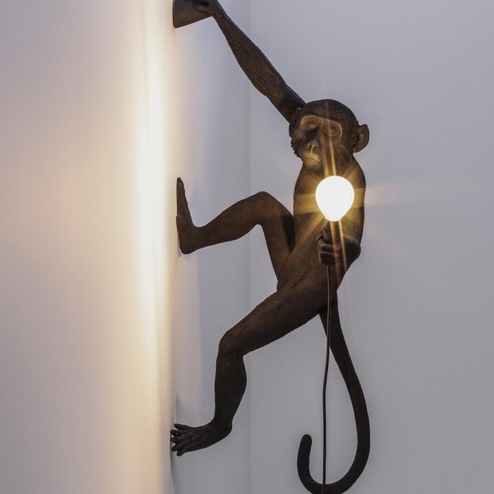 Seletti Monkey Lamp nera appesa mano destra 65 cm